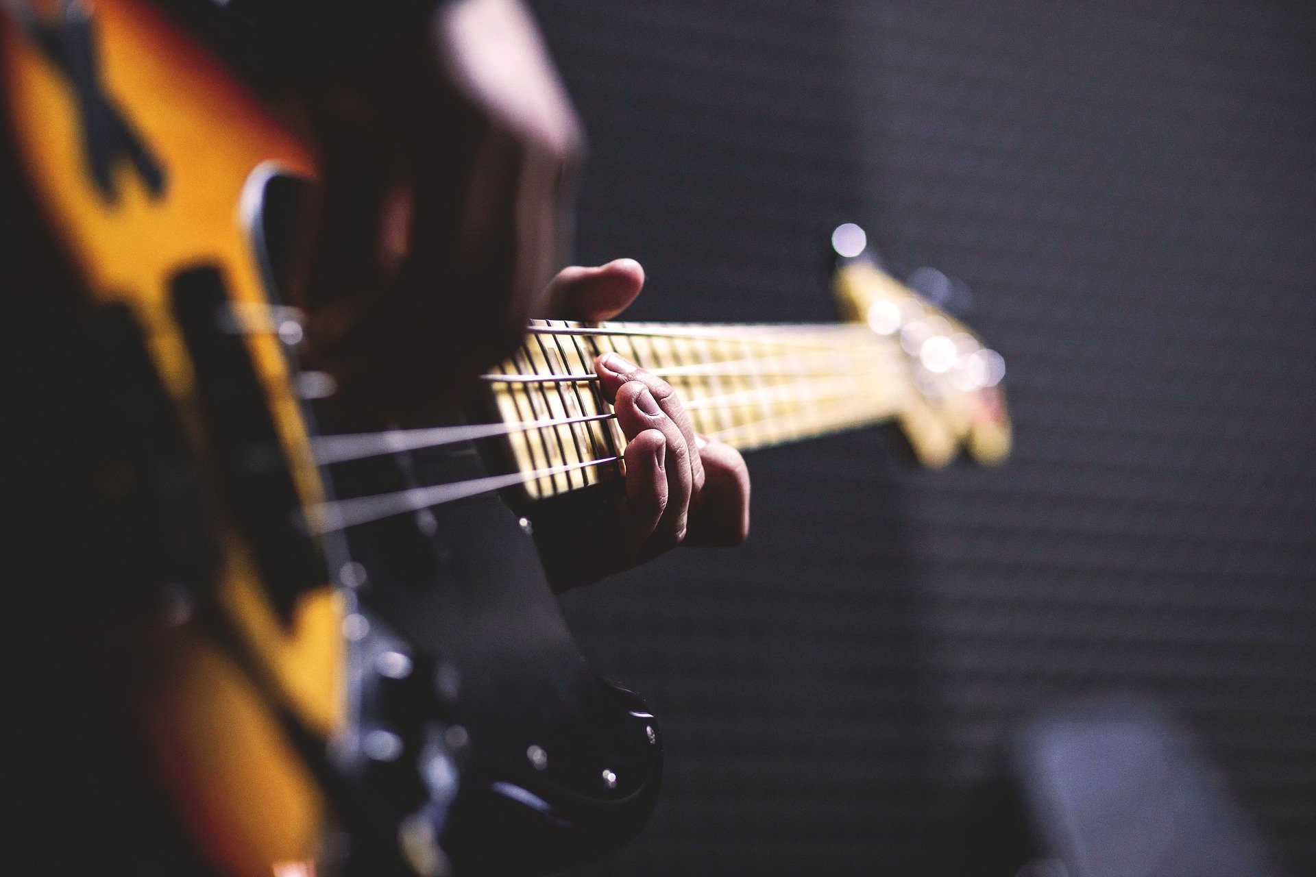 bass-guitar-g317d5115a_1920